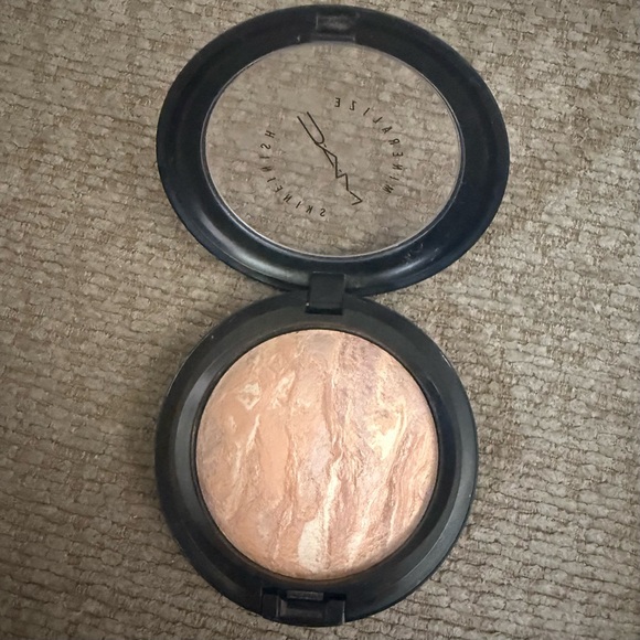 MAC Cosmetics Mineralize Skinfinish Highlighter Perfect Topping - Picture 3 of 9